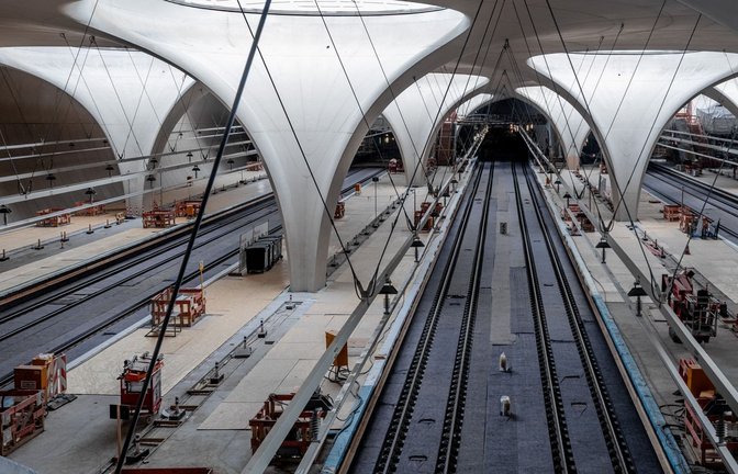 In der Halle des neuen Tiefbahnhofs in Stuttgart soll es auch ohne Klimaanlage kühl bleiben, sagt die Bahn in einem Video. Die Zuschauer sind eher skeptisch. (Archivbild)<span class='image-autor'>Christoph Schmidt/dpa</span>