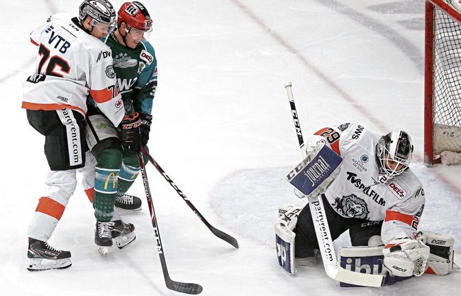 Löwen-Goalie Patrick Klein (rechts) war kaum zu überwinden. Auch Matt McKnight (Mitte) scheitert, der von Daniel Wirt bedrängt wird. Foto: Baumann