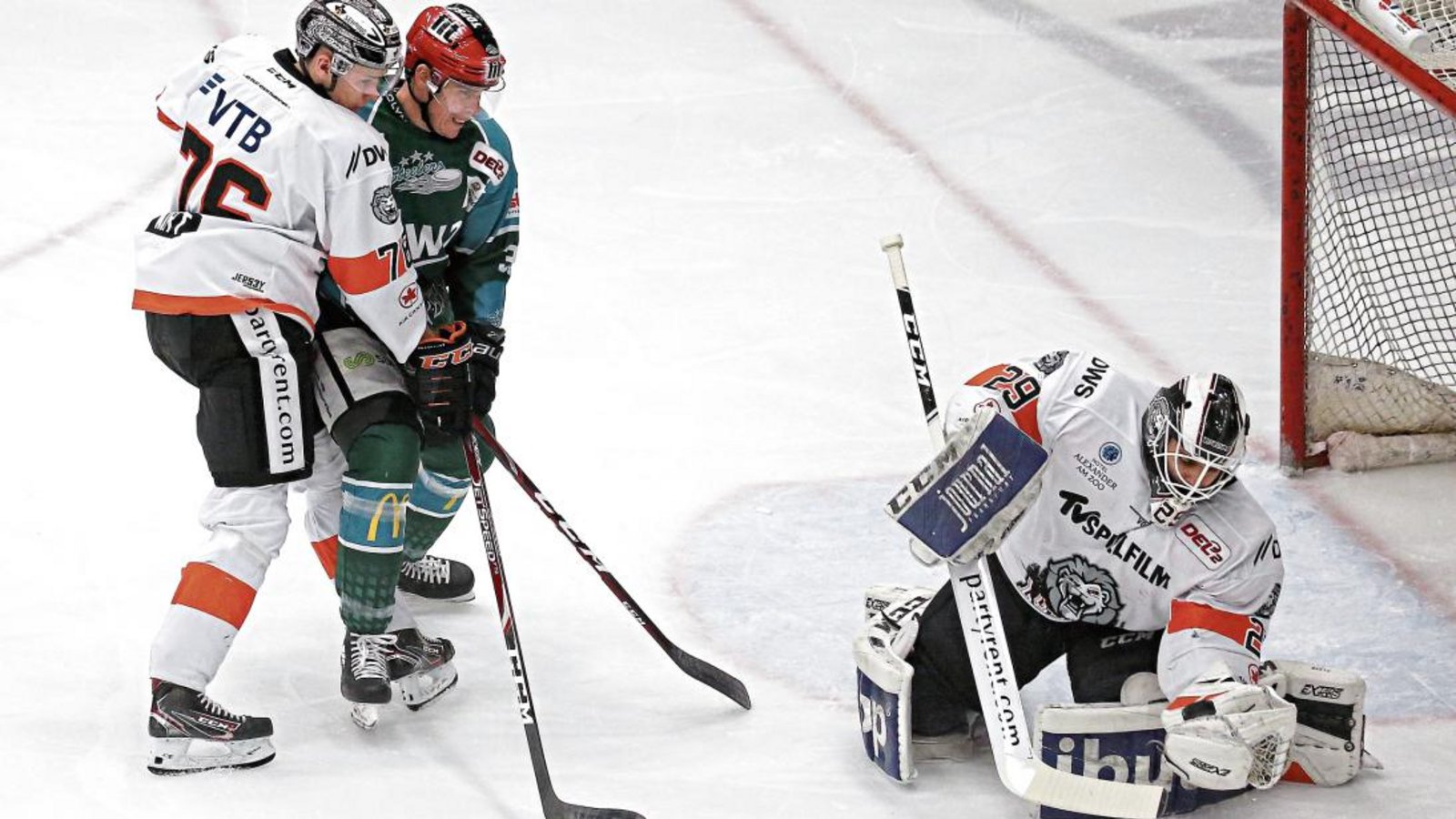 Löwen-Goalie Patrick Klein (rechts) war kaum zu überwinden. Auch Matt McKnight (Mitte) scheitert, der von Daniel Wirt bedrängt wird. Foto: Baumann