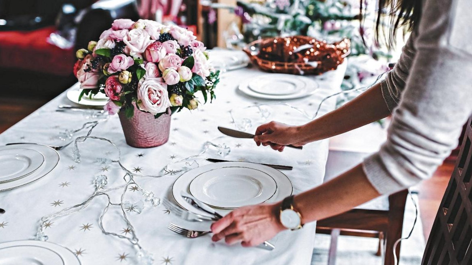 An Weihnachten darf die Festtafel für bis zu zehn Personen aus unterschiedlichen Haushalten gedeckt werden, ansonsten gilt aktuell: bei fünf ist Schluss samt weiterer Regeln. Foto: Grabowska/Pixabay