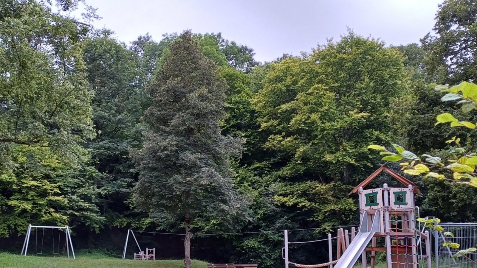 Noch nicht in der Cool Map des Kreises, aber trotzdem ein Tipp für heiße Tage: Ein schattiges (Spiel)-Plätzchen gibt es an der Sonnenbergstraße in Aurich.  Foto: Rücker