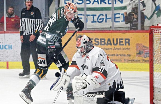 Bietigheims Norman Hauner (links) scheitert im ersten Drittel des Duells mit den Löwen mit einem Penalty an Frankfurts Goalie Felix Bick. Foto: Baumann