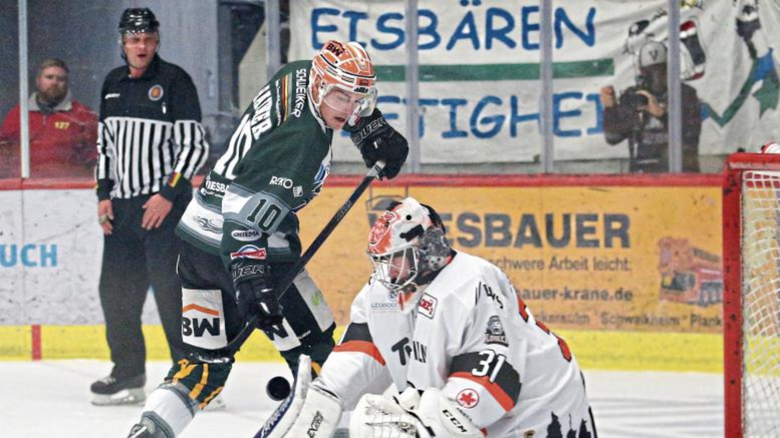 Bietigheims Norman Hauner (links) scheitert im ersten Drittel des Duells mit den Löwen mit einem Penalty an Frankfurts Goalie Felix Bick. Foto: Baumann