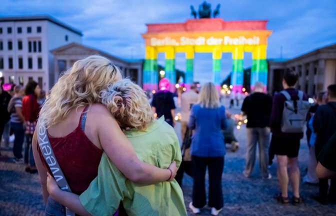 Mit dem Slogan „Berlin. Stadt der Freiheit“ ist das Brandenburger Tor in Berlin nach dem Angriff auf den Christopher Street Day in Berlin angeleuchtet. Menschen trauern.<span class='image-autor'>Christoph Soeder/dpa</span>