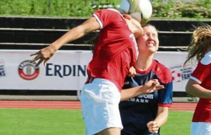 Horrheims Romy Bahmer (links) schraubt sich hoch, um den Ball in Leingarten noch vor Verena Henzen von der SGM Großglattbach/Nussdorf zu erreichen. Foto: Nachreiner