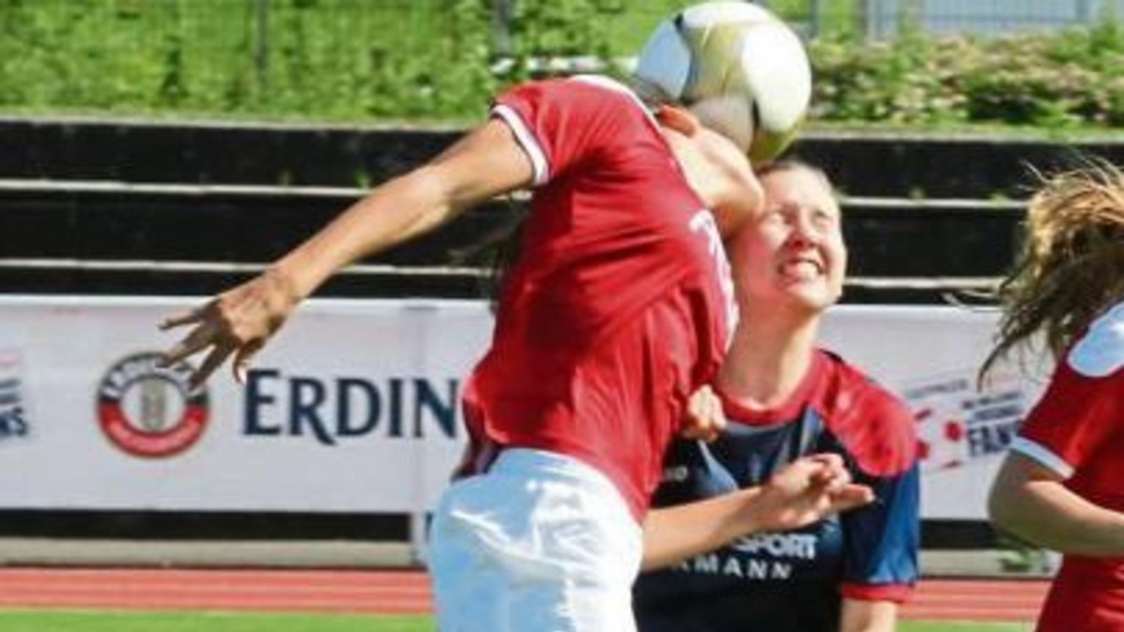 Horrheims Romy Bahmer (links) schraubt sich hoch, um den Ball in Leingarten noch vor Verena Henzen von der SGM Großglattbach/Nussdorf zu erreichen. Foto: Nachreiner Horrheims Romy Bahmer (links) schraubt sich hoch, um den Ball in Leingarten noch vor Verena Henzen von der SGM Großglattbach/Nussdorf zu erreichen. Foto: Nachreiner