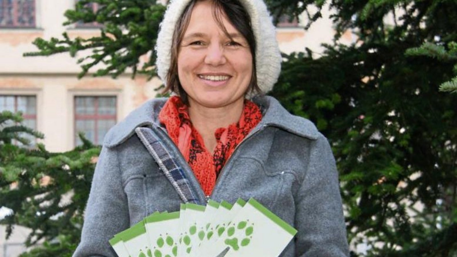 Erzieherin Petra Reutter mit den Flyern zum Naturkindergarten. Foto: Rücker Erzieherin Petra Reutter mit den Flyern zum Naturkindergarten. Foto: Rücker