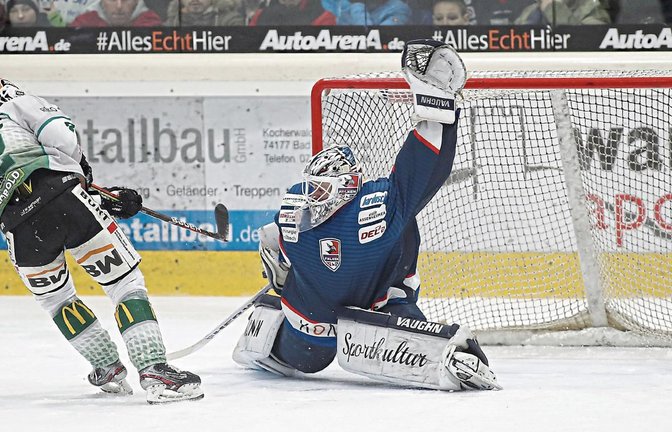 Guilleaume Leclerc (links) lässt Falken-Goalie Matthias Nemec beim Penalty keine Chance und erhöht im Derby auf 3:0 für die Bietigheim Steelers. Foto: Baumann