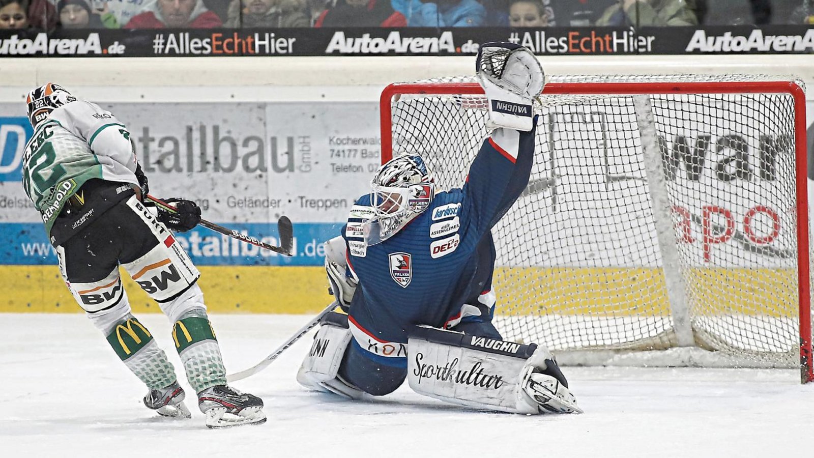 Guilleaume Leclerc (links) lässt Falken-Goalie Matthias Nemec beim Penalty keine Chance und erhöht im Derby auf 3:0 für die Bietigheim Steelers. Foto: Baumann Guilleaume Leclerc (links) lässt Falken-Goalie Matthias Nemec beim Penalty keine Chance und erhöht im Derby auf 3:0 für die Bietigheim Steelers. Foto: Baumann