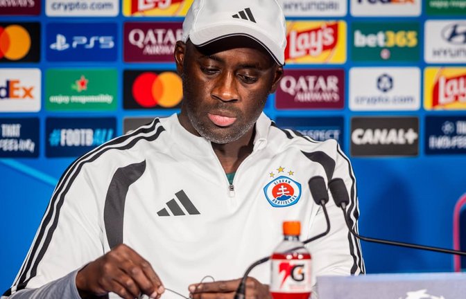 Slovan-Trainer Yaya Touré ist völlig verzweifelt ob der Qualität des Platzes.<span class='image-autor'>IMAGO/Branislav Racko</span>
