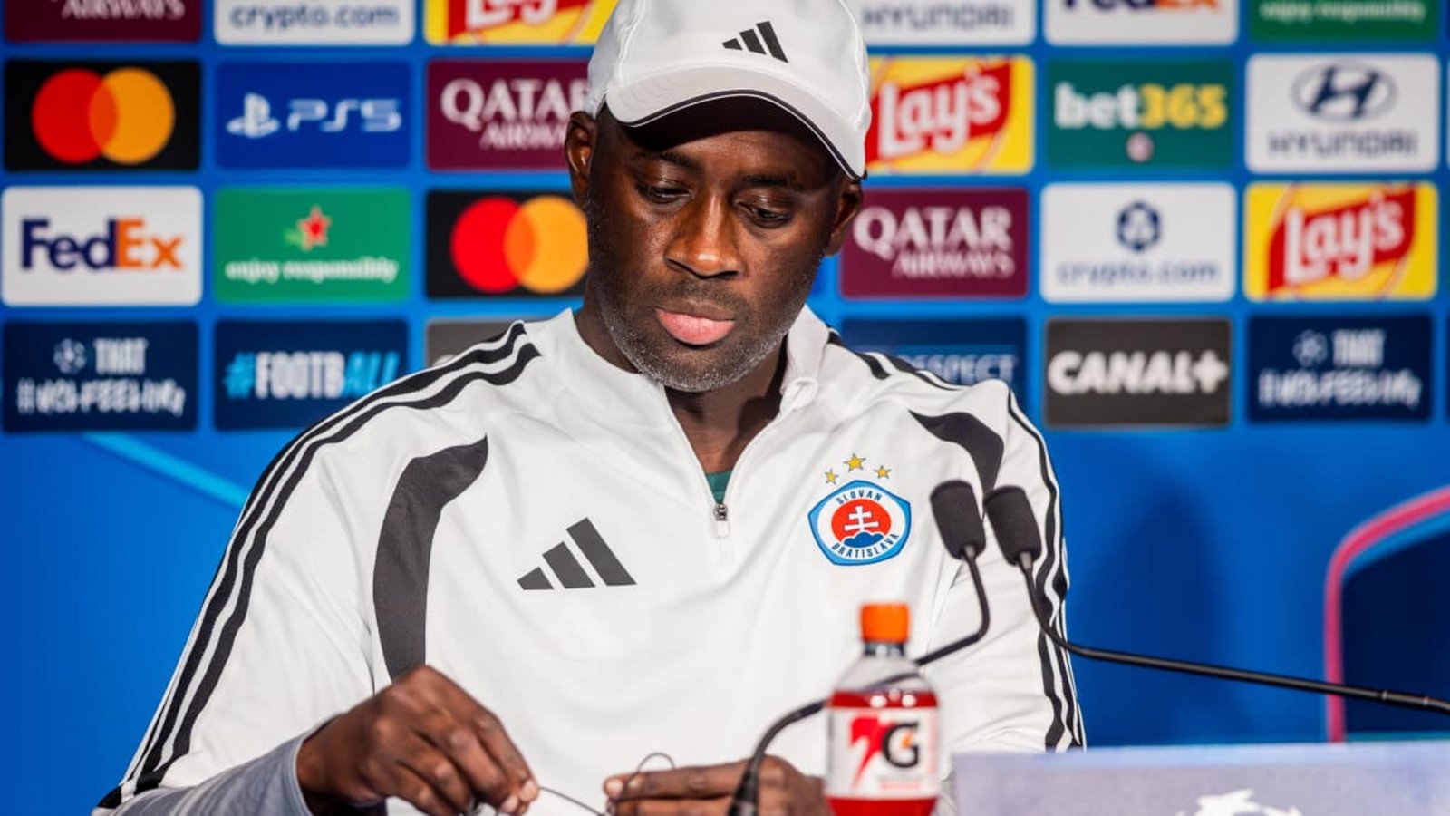 Slovan-Trainer Yaya Touré ist völlig verzweifelt ob der Qualität des Platzes.IMAGO/Branislav Racko Slovan-Trainer Yaya Touré ist völlig verzweifelt ob der Qualität des Platzes.IMAGO/Branislav Racko