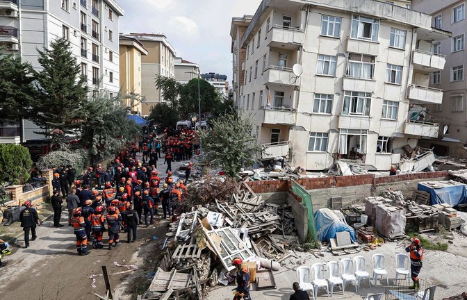 Im Bezirk Maltepe ist ein Wohnhaus mit sieben Stockwerken eingestürzt. 14 Menschen können aus den Trümmern gerettet werden - fünf sterben.<span class='image-autor'>Abdullah Tepeli/Dia Photo/AP/dpa</span>