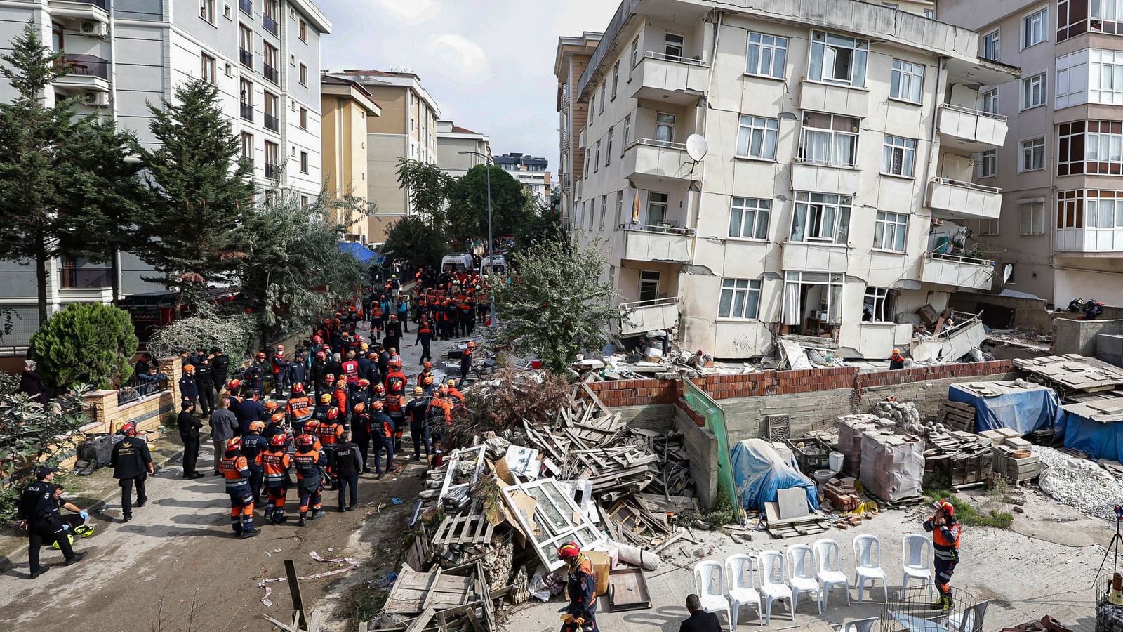 Im Bezirk Maltepe ist ein Wohnhaus mit sieben Stockwerken eingestürzt. 14 Menschen können aus den Trümmern gerettet werden - fünf sterben.Abdullah Tepeli/Dia Photo/AP/dpa Im Bezirk Maltepe ist ein Wohnhaus mit sieben Stockwerken eingestürzt. 14 Menschen können aus den Trümmern gerettet werden - fünf sterben.Abdullah Tepeli/Dia Photo/AP/dpa