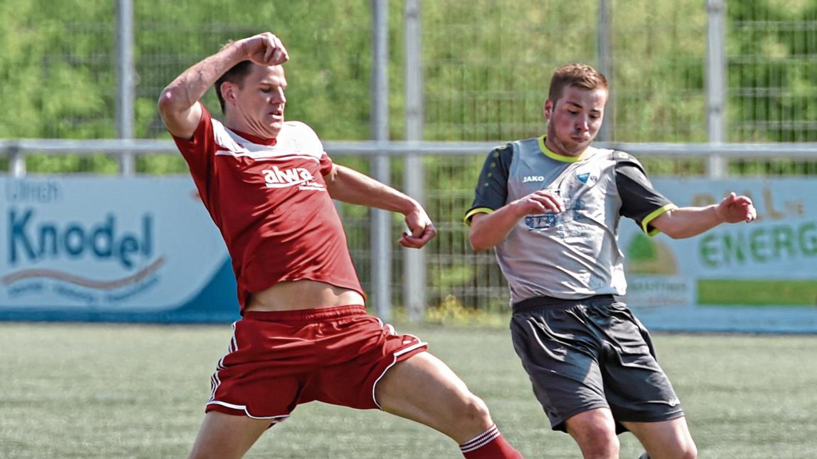 Daniel Nissan von der SGM Hohenhaslach/Freudental (links) muss sich mächtig strecken, um vor Diminik Hofmann von der SGM Roßwag/Mühlhausen am Ball zu sein. Foto: Leitner Daniel Nissan von der SGM Hohenhaslach/Freudental (links) muss sich mächtig strecken, um vor Diminik Hofmann von der SGM Roßwag/Mühlhausen am Ball zu sein. Foto: Leitner