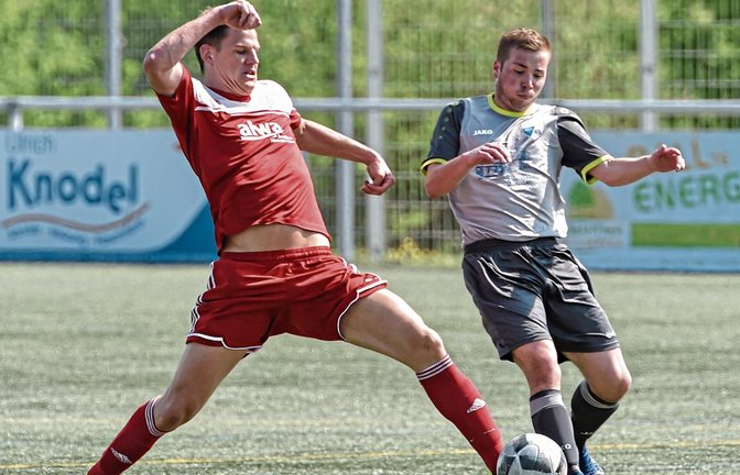 Daniel Nissan von der SGM Hohenhaslach/Freudental (links) muss sich mächtig strecken, um vor Diminik Hofmann von der SGM Roßwag/Mühlhausen am Ball zu sein. Foto: Leitner