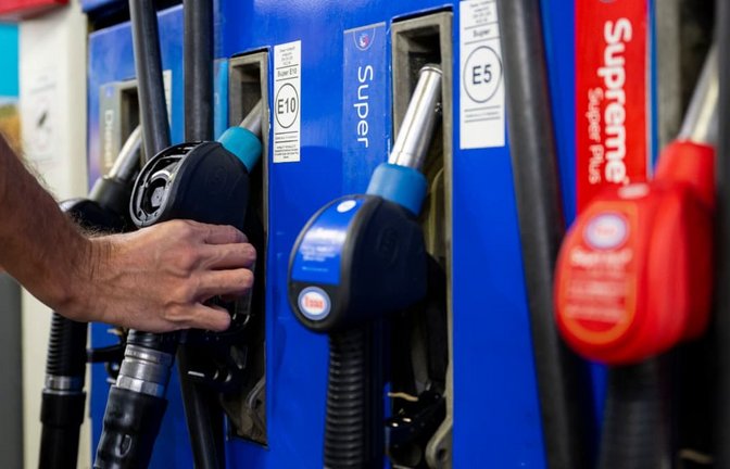 Die Spritpreise an der Tankstelle sind explodiert, die Bundesregierung will sie mit Tankrabatt und Spritpreisdeckel senken. Das stößt auf Kritik.<span class='image-autor'>Lennart Preiss/dpa</span>
