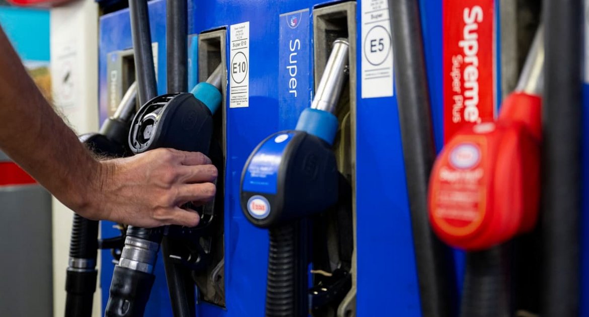 Die Spritpreise an der Tankstelle sind explodiert, die Bundesregierung will sie mit Tankrabatt und Spritpreisdeckel senken. Das stößt auf Kritik.