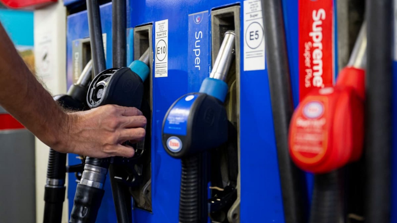 Die Spritpreise an der Tankstelle sind explodiert, die Bundesregierung will sie mit Tankrabatt und Spritpreisdeckel senken. Das stößt auf Kritik.Lennart Preiss/dpa