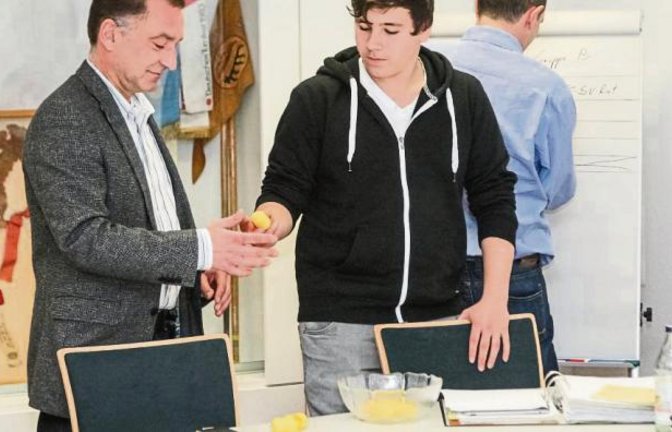Volker Blessing, der Vorsitzende des TSV Enzweihingen, (links) und und Marcel Rähmer ziehen die Gruppeneinteilung. Foto: Simecek