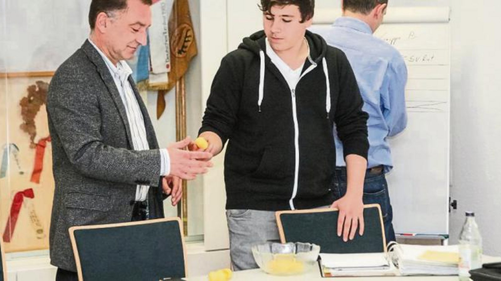 Volker Blessing, der Vorsitzende des TSV Enzweihingen, (links) und und Marcel Rähmer ziehen die Gruppeneinteilung. Foto: Simecek Volker Blessing, der Vorsitzende des TSV Enzweihingen, (links) und und Marcel Rähmer ziehen die Gruppeneinteilung. Foto: Simecek