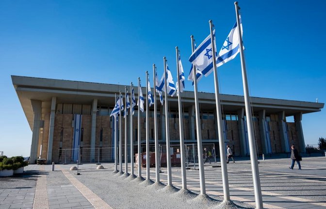 Nach Schließung der Wahllokale hatten alle drei großen Fernsehsender in Israel zunächst prognostiziert, dass das Oppositionslager vor Netanjahus Koalitionsblock liegen würde. Wenige Stunden später wandelte sich das Bild jedoch.<span class='image-autor'>Christophe Gateau/dpa</span>