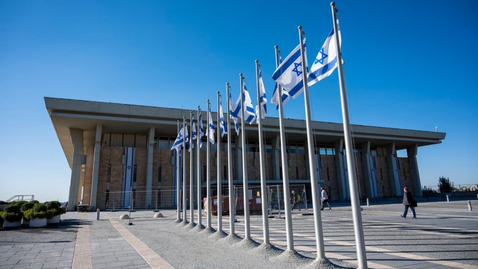 Nach Schließung der Wahllokale hatten alle drei großen Fernsehsender in Israel zunächst prognostiziert, dass das Oppositionslager vor Netanjahus Koalitionsblock liegen würde. Wenige Stunden später wandelte sich das Bild jedoch.Christophe Gateau/dpa Nach Schließung der Wahllokale hatten alle drei großen Fernsehsender in Israel zunächst prognostiziert, dass das Oppositionslager vor Netanjahus Koalitionsblock liegen würde. Wenige Stunden später wandelte sich das Bild jedoch.Christophe Gateau/dpa