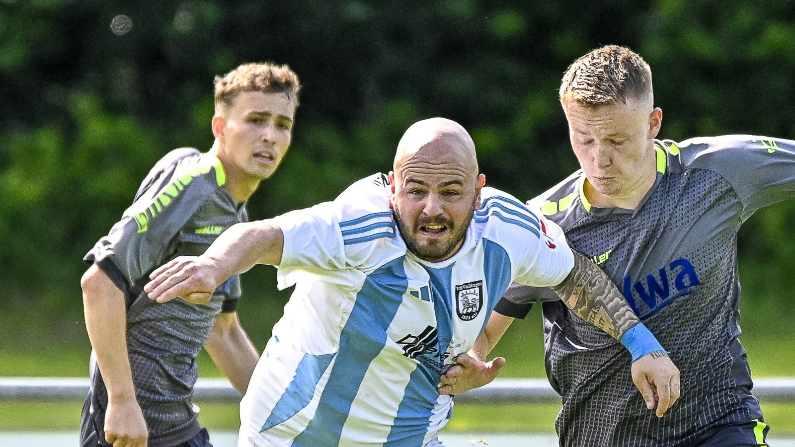 Pasquale Arena (links) läuft nur noch bis zur Sommerpause als Spielertrainer des VfB Vaihingen auf. Dann wechselt er nach Nussdorf. Foto: Leitner