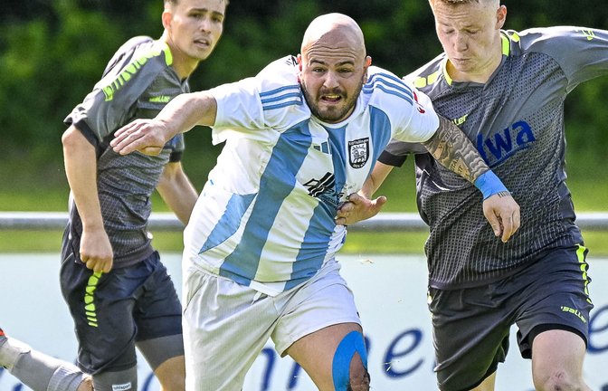 Pasquale Arena (links) läuft nur noch bis zur Sommerpause als Spielertrainer des VfB Vaihingen auf. Dann wechselt er nach Nussdorf. <span class='image-autor'>Foto: Leitner</span>