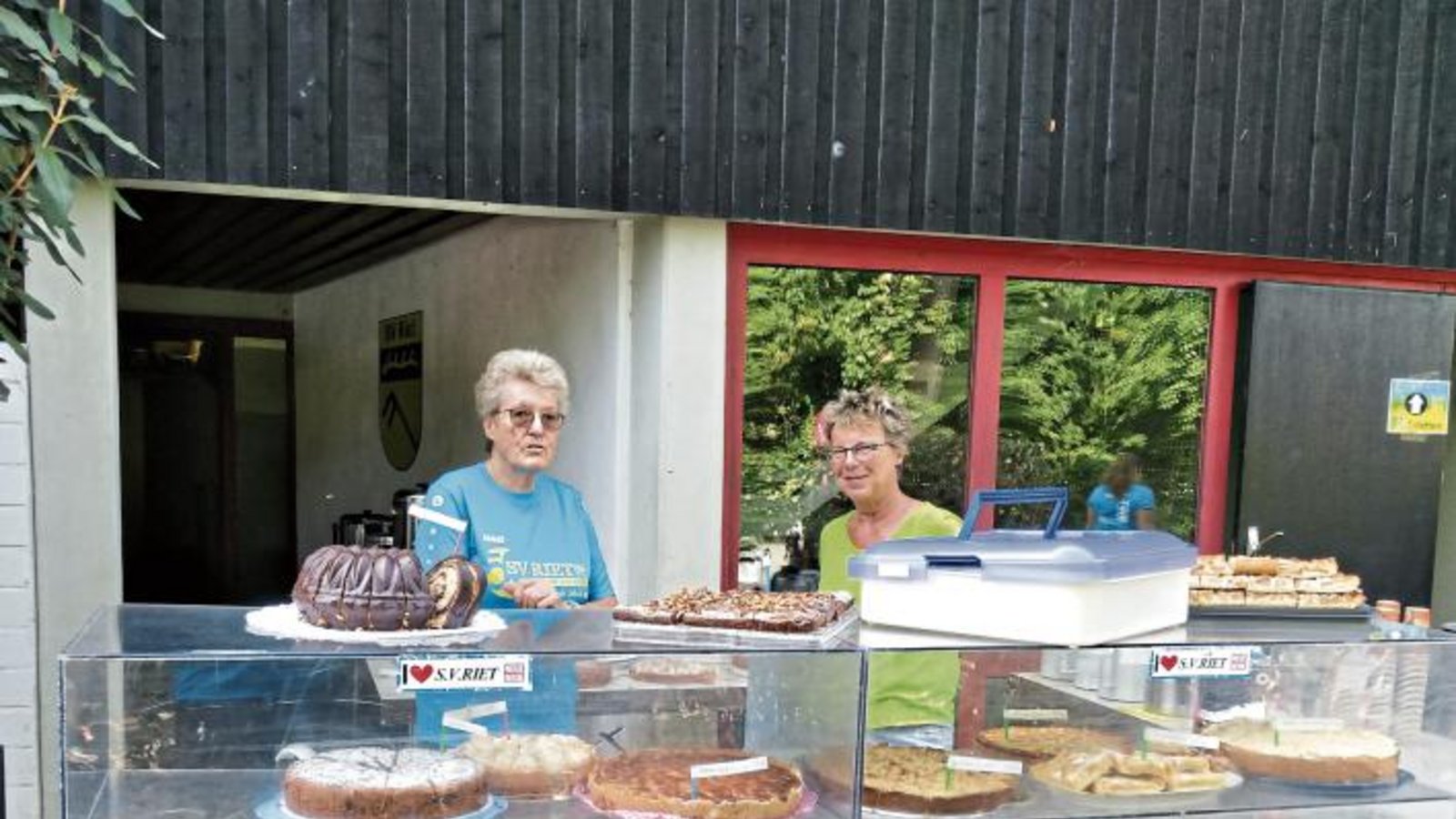 Bei der Hocketse der S-VKZ-Tour wurden am Samstag auch die Liebhaber von Kaffee, Kuchen und Eis nicht enttäuscht. 30 Kuchen sind von den Frauen des SV Riet und der Feuerwehr für die Tour gebacken worden und der Erlös eines Eisverkaufs kommt der Gruppe Kinderturnen zugute. Foto: p Bei der Hocketse der S-VKZ-Tour wurden am Samstag auch die Liebhaber von Kaffee, Kuchen und Eis nicht enttäuscht. 30 Kuchen sind von den Frauen des SV Riet und der Feuerwehr für die Tour gebacken worden und der Erlös eines Eisverkaufs kommt der Gruppe Kinderturnen zugute. Foto: p