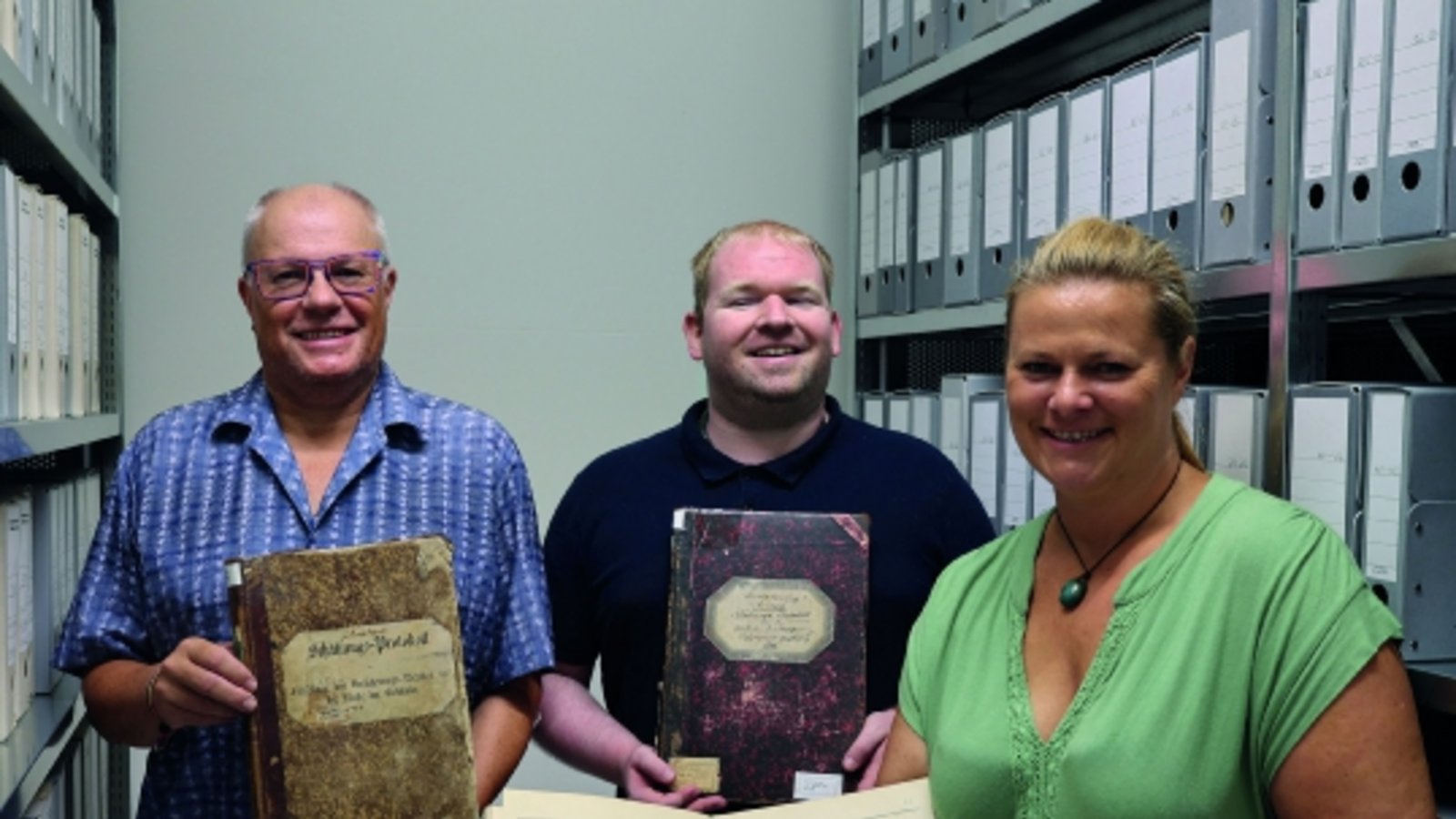 Kreisarchiv Archivleiter Konstantin Huber (links) mit Simon Kretz und Nicola Ratz Brandversicherungs-Unterlagen aus dem Enzkreis. Bild: Enzkreis/Nicole Sickinger