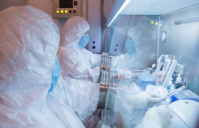 Mitarbeiter eines Forschungsinstitut für Pestbekämpfung in Irkutsk bei der Arbeit.<span class='image-autor'>Uncredited/The Irkutsk Anti-Plague Research Institute of Siberia and Far East/AP/dpa</span>