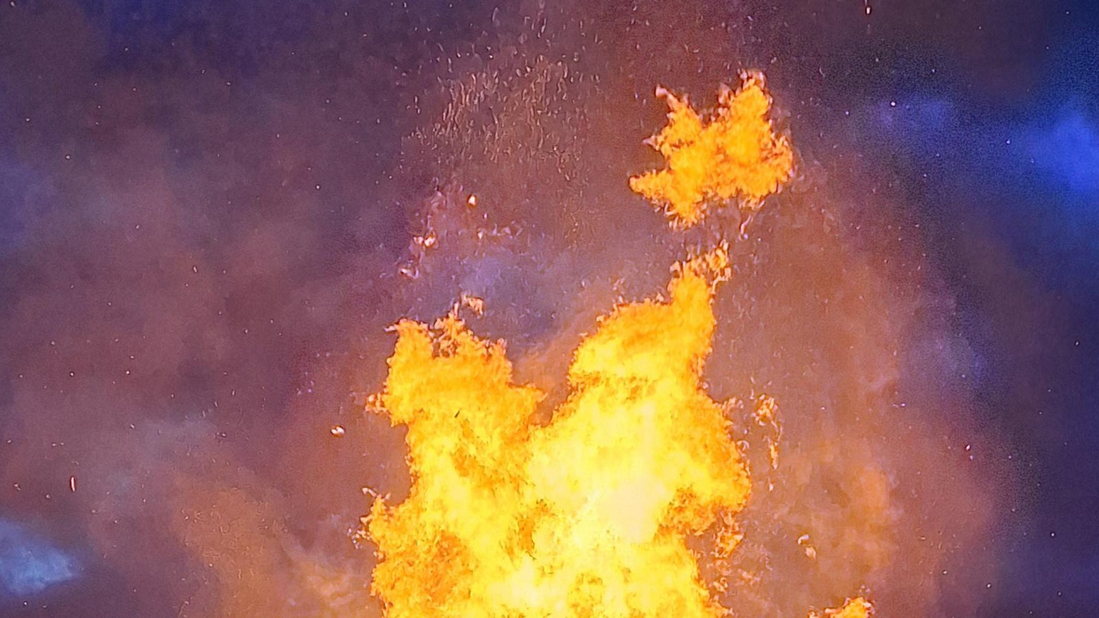Hell lodert das Osterfeuer auf dem Bogenplatz des Auricher Schützenvereins. Hell lodert das Osterfeuer auf dem Bogenplatz des Auricher Schützenvereins.