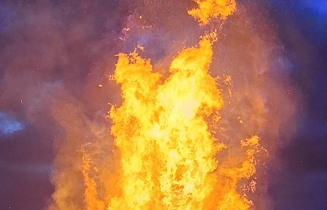 Hell lodert das Osterfeuer auf dem Bogenplatz des Auricher Schützenvereins. 