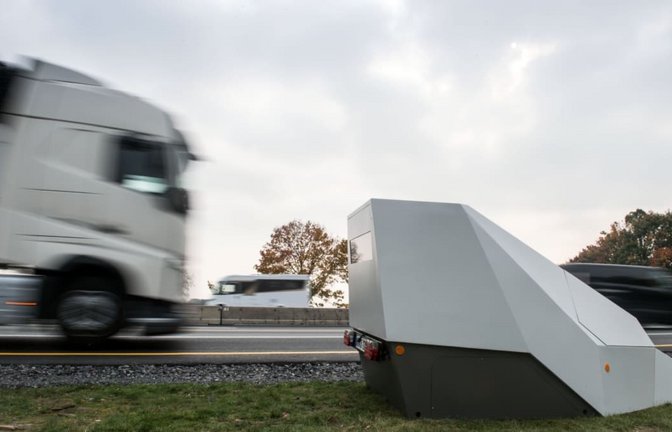 Mobile Radarmessegräte stehen immer wieder auch an Bundesstraßen wie der B464.<span class='image-autor'>Bernd Thissen/dpa (Symbolfoto)</span>