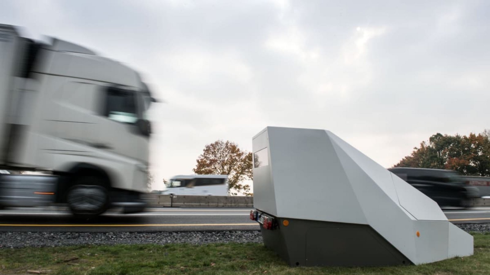 Mobile Radarmessegräte stehen immer wieder auch an Bundesstraßen wie der B464.Bernd Thissen/dpa (Symbolfoto)