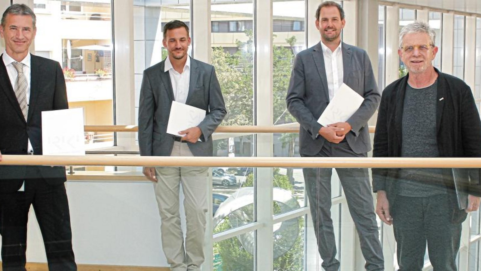 Bilanz der Enzkreis-Kliniken (von links): Frank Stephan, Felix Mayer, Landrat Bastian Rosenau und Prof. Jörg Martin. Foto: Kollros