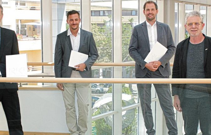 Bilanz der Enzkreis-Kliniken (von links): Frank Stephan, Felix Mayer, Landrat Bastian Rosenau und Prof. Jörg Martin. Foto: Kollros