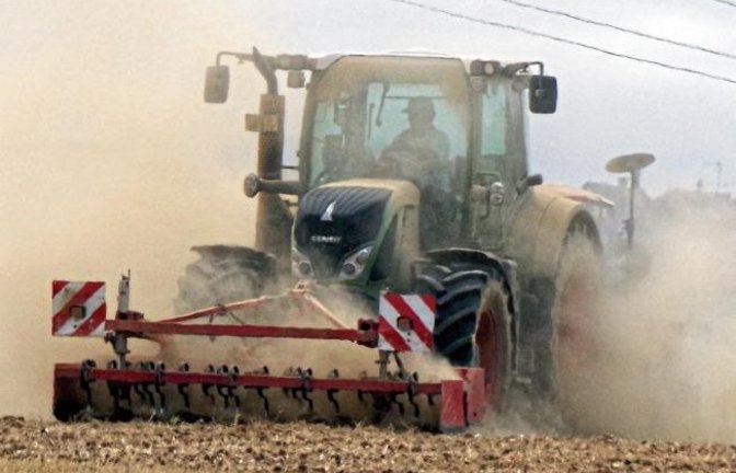 Staubige Landwirtschaft – gesehen bei Pulverdingen. Foto: Woerner