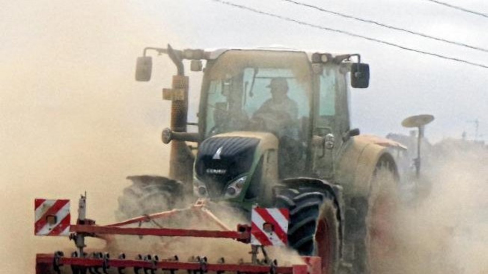 Staubige Landwirtschaft – gesehen bei Pulverdingen. Foto: Woerner