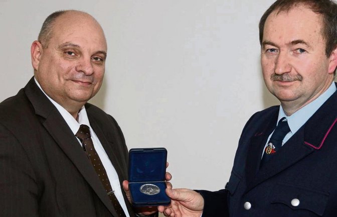 Der Sersheimer Bürgermeister Jürgen Scholz (links) überreicht Achim Neidel die Bürgermedaille. Fotos: Bögel