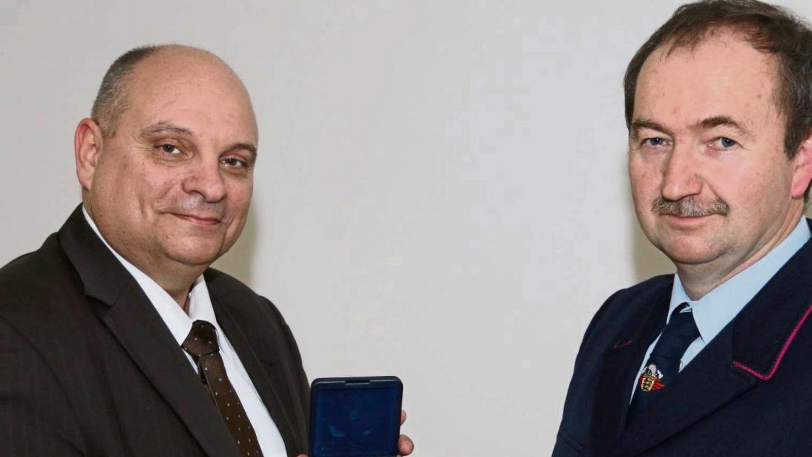 Der Sersheimer Bürgermeister Jürgen Scholz (links) überreicht Achim Neidel die Bürgermedaille. Fotos: Bögel