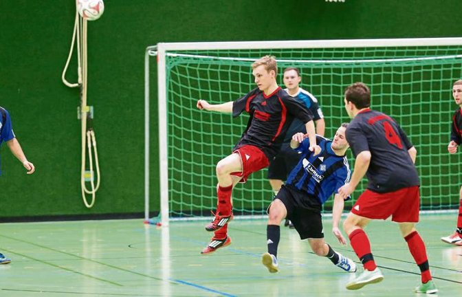 Der TSV Großglattbach (in Schwarz) hat im Gruppenspiel gegen Enzberg schnell vorgelegt, aber dann doch noch mit 1:2 verloren.