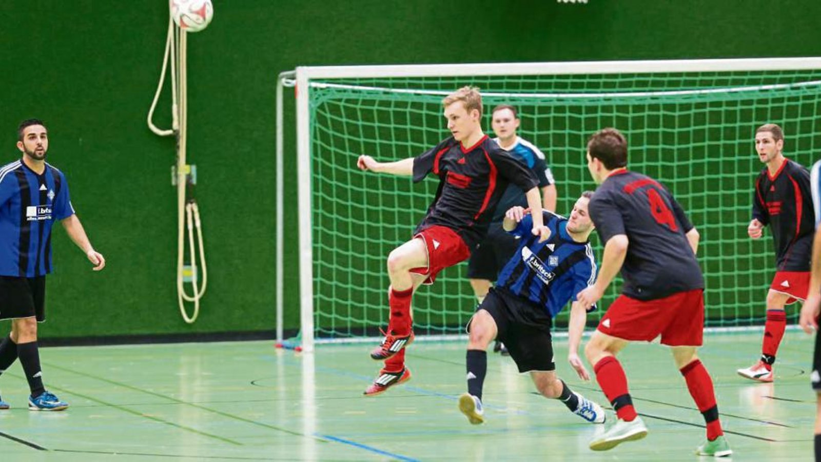 Der TSV Großglattbach (in Schwarz) hat im Gruppenspiel gegen Enzberg schnell vorgelegt, aber dann doch noch mit 1:2 verloren. Der TSV Großglattbach (in Schwarz) hat im Gruppenspiel gegen Enzberg schnell vorgelegt, aber dann doch noch mit 1:2 verloren.