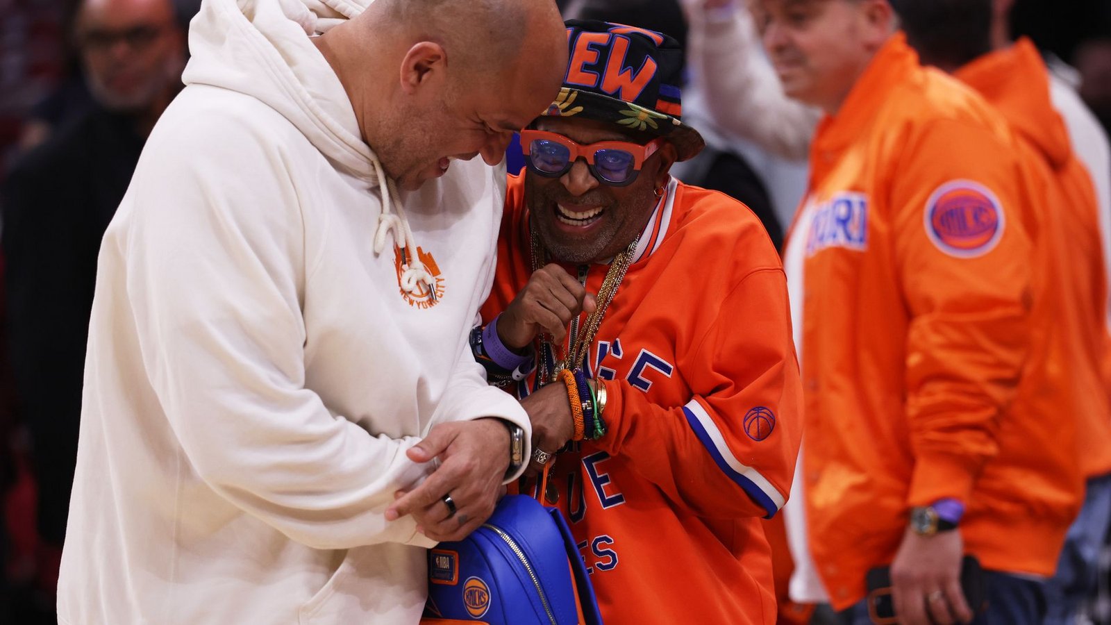 Spike Lee (r) begrüßt Rick Brunson.Foto: Tim Phillis/AP/dpa