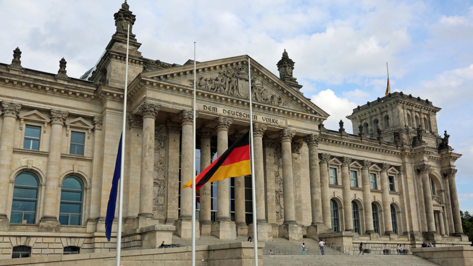 Heute wehen die Flaggen auf halbmast.Foto: ChiccoDodiFC / shutterstock.com