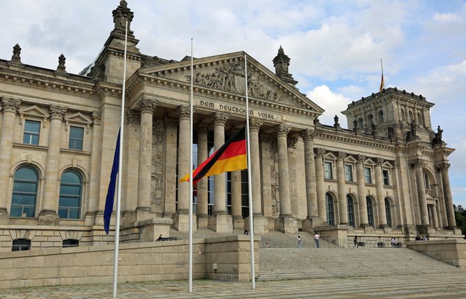 Heute wehen die Flaggen auf halbmast.<span class='image-autor'>Foto: ChiccoDodiFC / shutterstock.com</span>