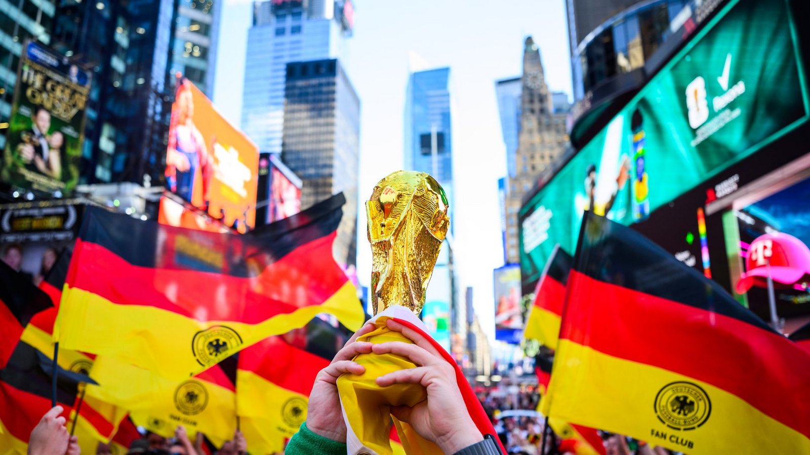 Deutsche Fans auf dem Times Square in New York am Vortag des letzten Gruppenspiels gegen Ecuador.Foto: Tom Weller/dpa Deutsche Fans auf dem Times Square in New York am Vortag des letzten Gruppenspiels gegen Ecuador.Foto: Tom Weller/dpa