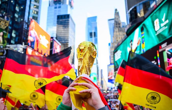 Deutsche Fans auf dem Times Square in New York am Vortag des letzten Gruppenspiels gegen Ecuador.<span class='image-autor'>Foto: Tom Weller/dpa</span>