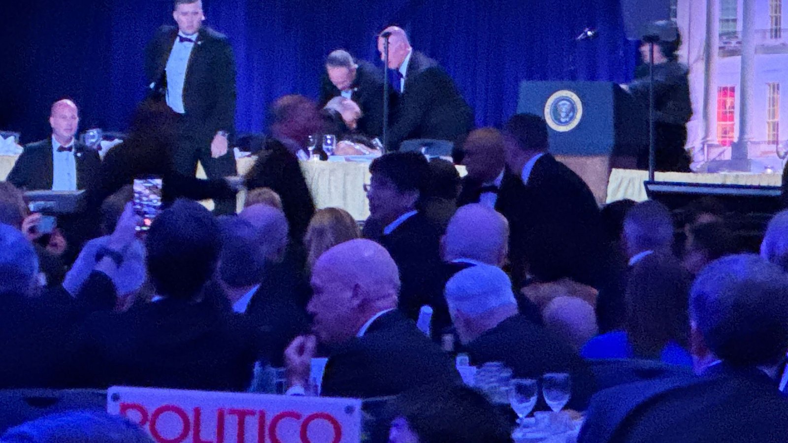 Trump wurde nach dem Vorfall bei der Abendveranstaltung evakuiert.Foto: Mark Schiefelbein/AP/dpa