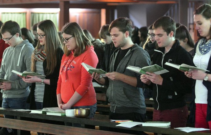 Jugendgottesdienst: Wo Religion als Ressource allmählich verschwindet, entsteht möglicherweise eine Lücke. „Familien sind einsamer, haben ein weniger stabiles soziales Netzwerk, und Routinen im Alltag fallen weg“,<span class='image-autor'>Foto: Imago/Funke Foto Services</span>